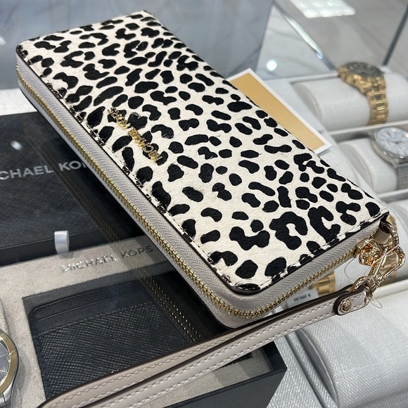 MICHAEL KORS
Leather Lg Continental Wristlet Phone Wallet Exotic Print Hair Calf - Picture 6 of 16